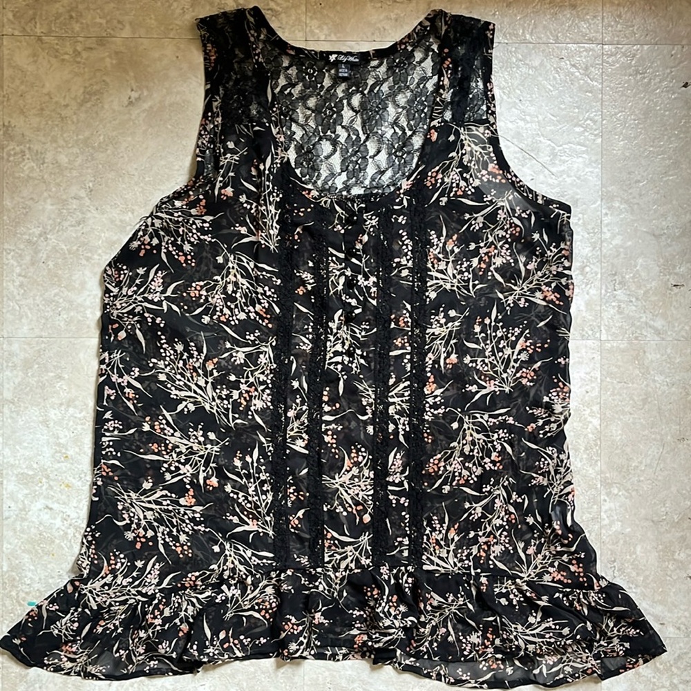 Lilly White Black Flower Blouse. Size L